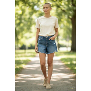 NWT Time and Tru Women's High Rise Frayed Hem Denim Short Size 4 /4 inseam